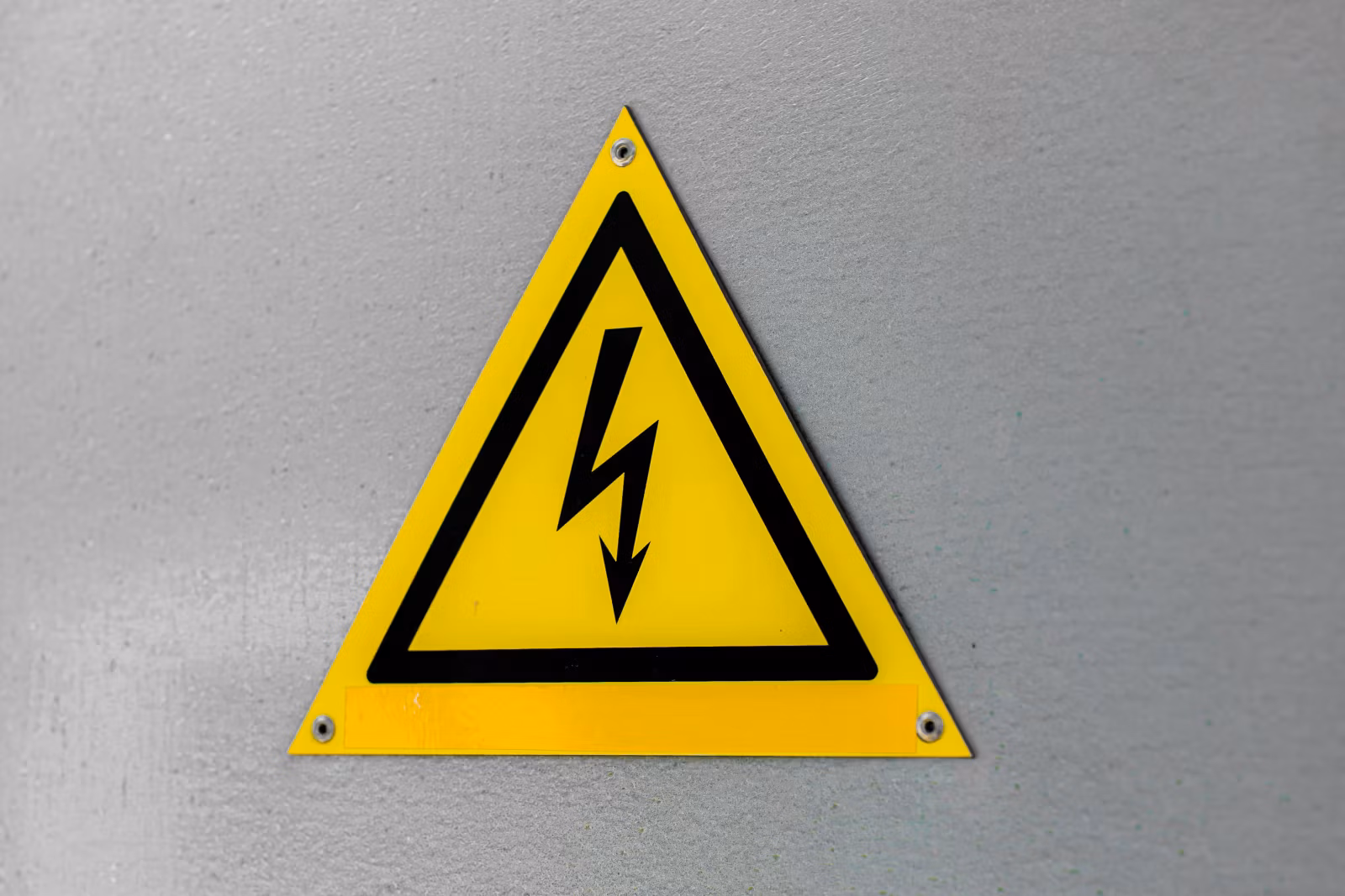 Depiction of electrocution warning