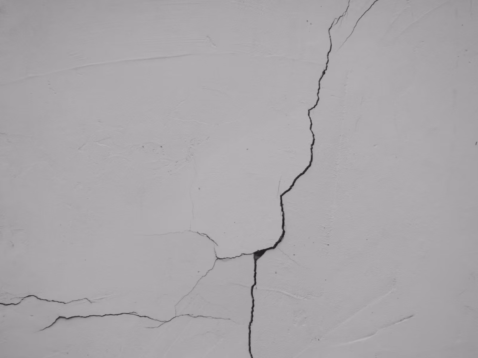 Cracked wall (construction defect imagery). Photo by Lallaoke on Unsplash (https://unsplash.com/@lallaoke). Unsplash photo id: v01rpdnjTg0.